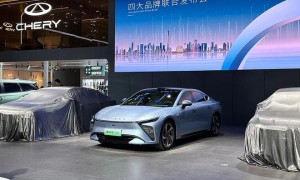 尤其值得一提的是，《漫威争锋》首款多人表情动作“心肝宝贝”演示视频