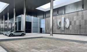 理想i8实测中国首个超充穿梭站：10分钟​充满500km开走 充电堪​比加油